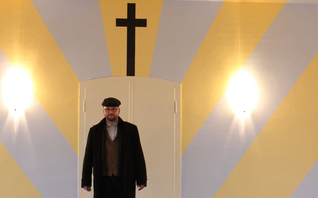 Der Tucheimer Ortsbürgermeister Christian Köpke in der frisch renovierten Trauerhalle auf dem Friedhof.