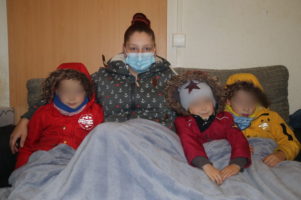 Franziska Thiele mit ihren drei Kindern im kalten Wohnzimmer.