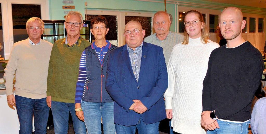 Der neue Vorstand des Waldbadfördervereins (vorne von links): Uwe Förster, Klaus-Peter Sandner (beides Beisitzer), Christine Wiese (stellvertretende Vorsitzende) Vereinschef Walter Fiedler, Madlen Schlaaf (Schriftführerin) und Tomas Hofmann (Beisitzer). Im Hintergrund Kassenprüfer Bernd Hofmann. Nicht mit auf dem Bild ist die verhinderte Marlies Duffe, die weiter die Vereinskasse verwaltet.