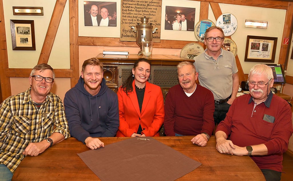Fünf gut gelaunte Herren mit roter Dame. Zum 25 Mitglieder starken Heimatverein „Grafschaft Barby“ zählen von links Kurt Vehse, Vereinsvorsitzender Jost Mattisseck, Samantha Voigt, Klaus Bittrich, Frank Bläsing und Brücken-AG-Chef Jürgen Krebs. Hier beim jüngsten Arbeitstreffen im „Rautenkranz“.
