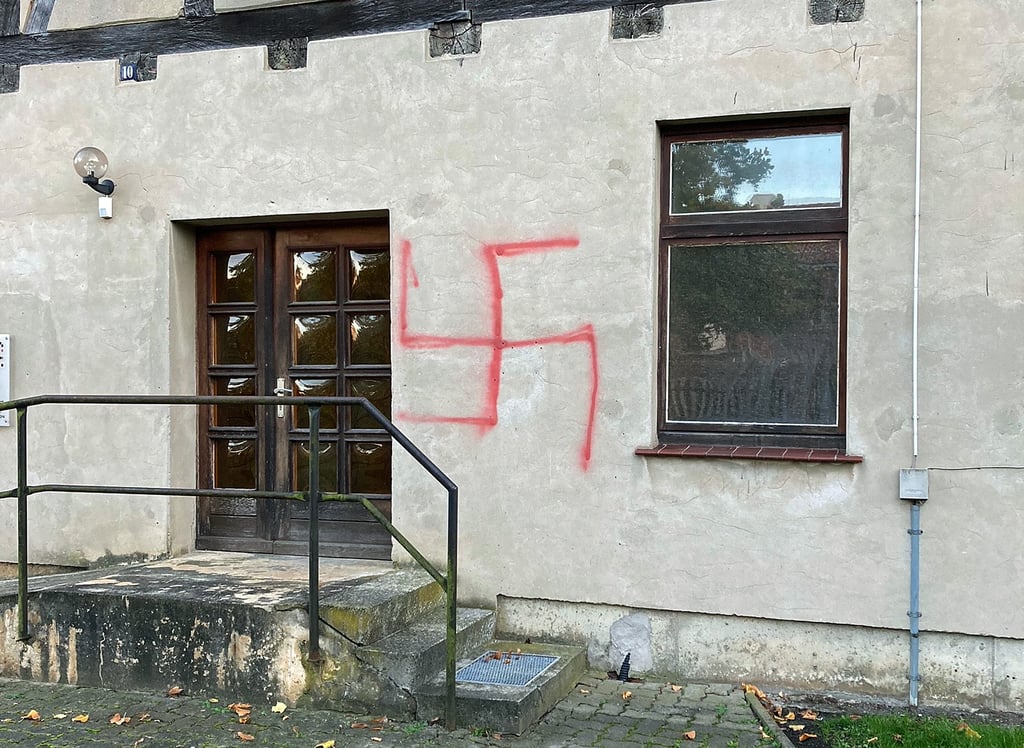Ans Pfarrhaus in Völpke wurde ein Hakenkreuz gesprüht. Ähnliche Verunstaltungen hat es übers Wochenende an weiteren Objekten in der Nähe gegeben.