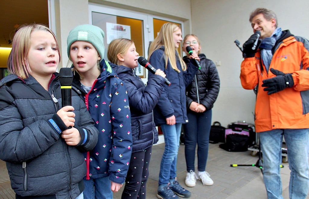 Roger Altenburg sang mit den Kindern der Grundschule für Hoffnung, Zuversicht und ein Lächeln in den Gesichtern, denn leider geht es längst nicht allen Kindern so gut wie hier.