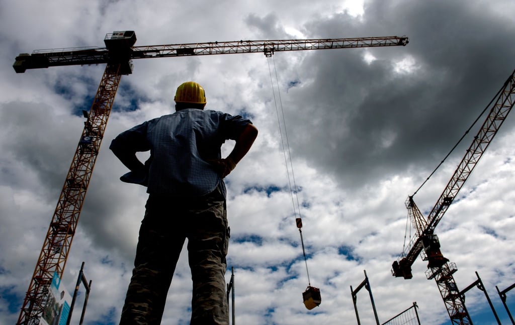 Nur noch zuschauen, statt selbst arbeiten: Bei Eintritt einer Berufsunfähigkeit kann eine Versicherung die finanziellen Folgen mildern.