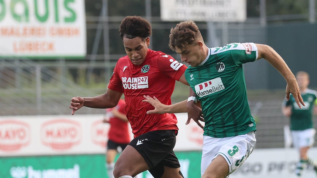 Monju Momuluh ist für Hannover 96 am Ball. imago/
