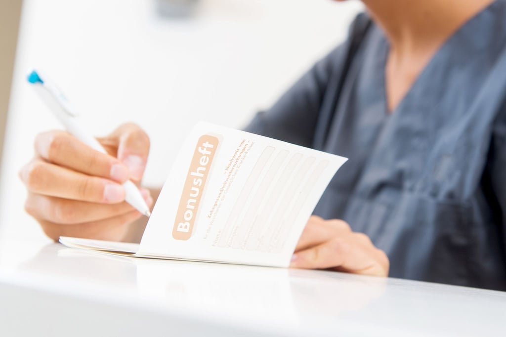 Lohnt sich: Ein lückenloses Bonusheft sorgt für höhere Zuschüsse im Fall von Kronen, Brücken und Prothesen.