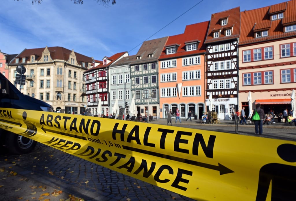 Oktober 2020 in Erfurt: „Abstand halten!“ steht in deutscher und englischer Sprache auf einem Flatterband am Domplatz.
