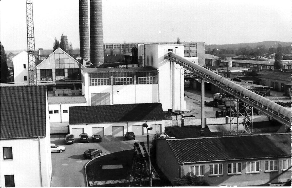 Das E-Werk in Gardelegen im Jahr 1990. Am 18. November 1997 wurde das Kraftwerk mit Sprengung der zwei markenten Türme stillgelegt.