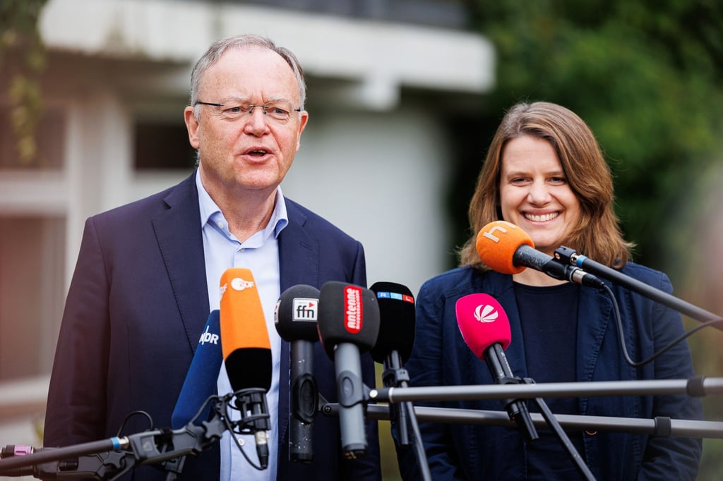 Niedersachsens Ministerpräsident Stephan Weil und die Grünen-Spitzenkandidatin Julia Willie Hamburg geben in Hannover ein Pressestatement zum Beginn der Koalitionsverhandlungen.