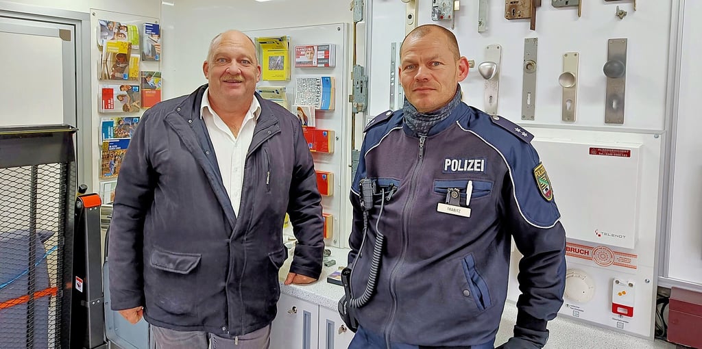 Fred Brehmeier und Tobias Trabitz von der Polizei im Präventionsmobil des LKA in Wittenberg