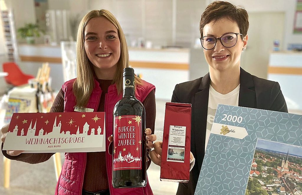 Lisa Lange (links) und Stefanie Deckert präsentieren Souvenirs in der Tourist-Information von Burg.