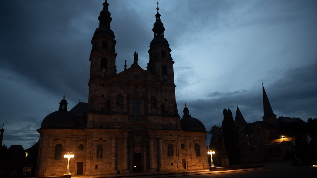 Der Dom zu Fulda wird aus Energiespargründen nicht angeleuchtet.