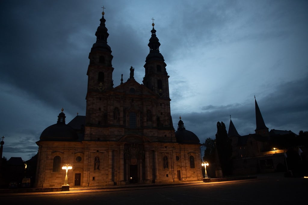 Der Dom zu Fulda wird aus Energiespargründen nicht angeleuchtet.