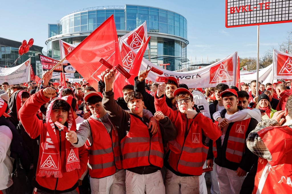 Tausende Teilnehmer bei einer Warnstreik-Kundgebung der IG Metall in Ingolstadt.