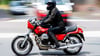 In Unterfranken hat sich ein Motorradfahrer dreimal binnen weniger Minuten blitzen lassen und sich dabei gefilmt.