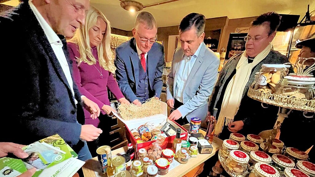 Sie packen eine "Harzer Schlemmerkiste": Wolfgang Zahn, Yvonne Gelbke, Wilfried Schlüter, Thomas Balcerowski und Diana Borchert (v.l.n.r.).