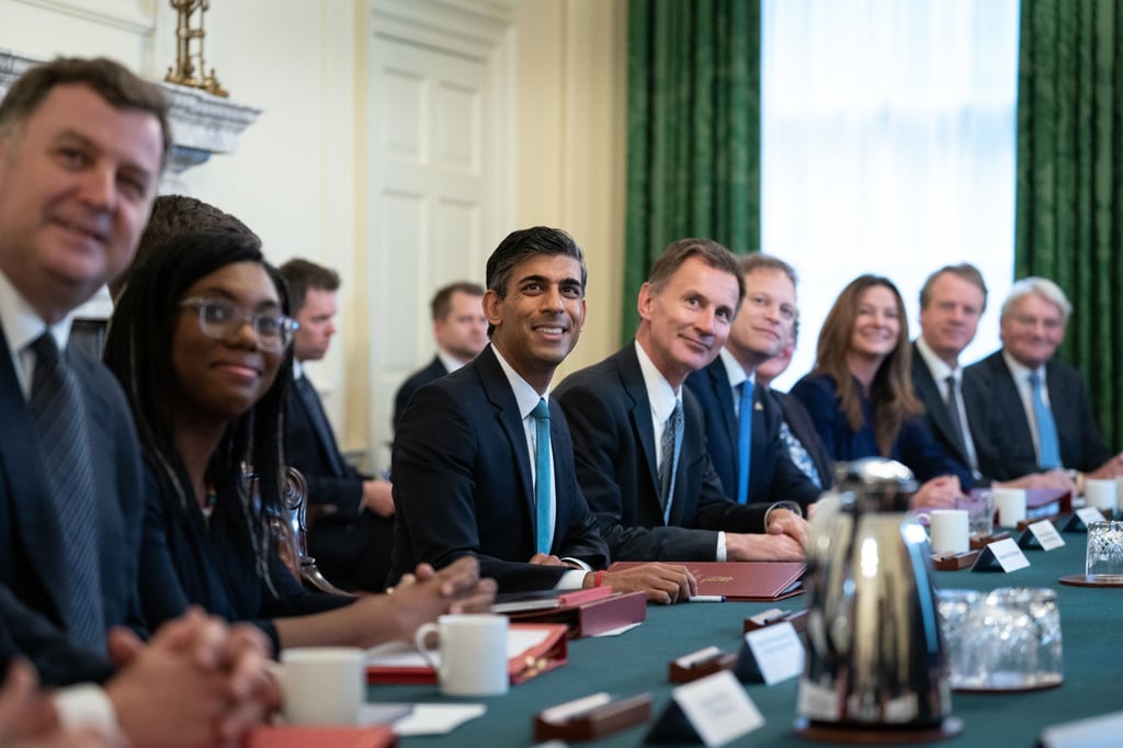 Premierminister Rishi Sunak (M, l) neben dem neuen Finanzminister Jeremy Hunt bei der ersten Kabinettssitzung in der Downing Street.