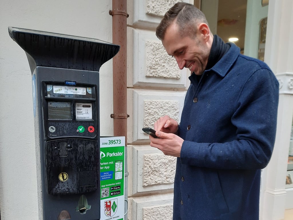 Stendals Oberbürgermeister Bastian Sieler probiert die Parkapp "Parkster" aus.