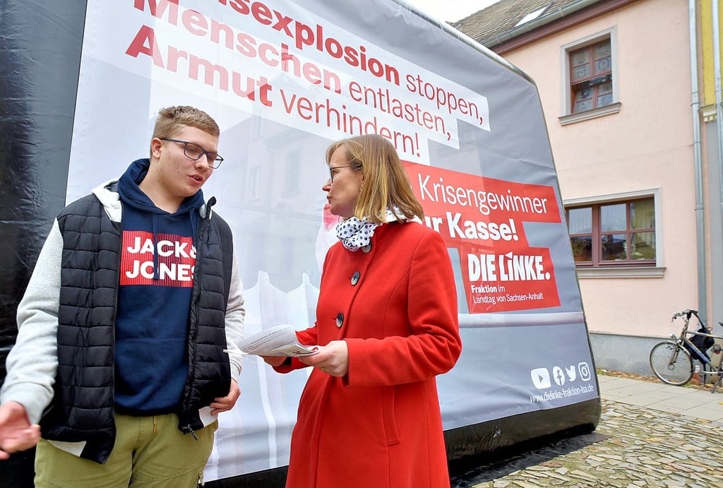 Eva von Angern, Fraktionschefin der Linken im Landtag, im Gespräch mit dem Schüler Matthew Apitzsch. Die Partei machte mit ihrem Info-Mobil auf dem Marktplatz Barby Station.