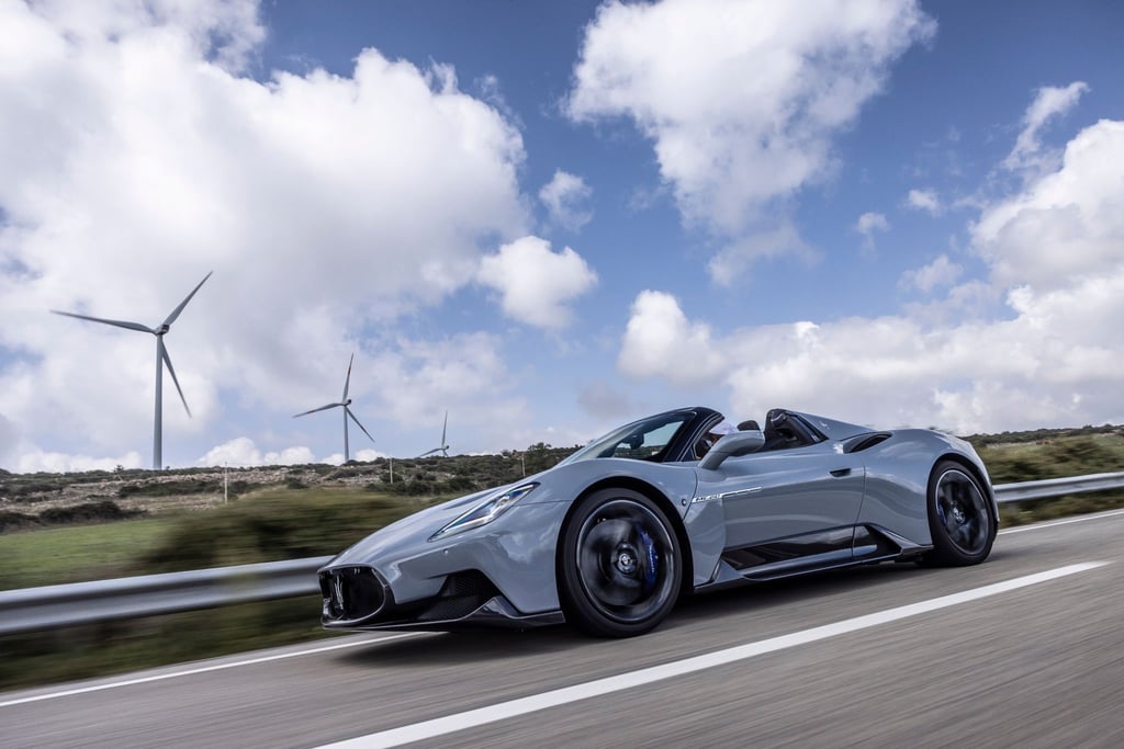 Offen zur Schau gestellte Kraft: Der Maserati MC20 Cielo bringt mit seinen Motor 630 Pferdestärken in Schwung.