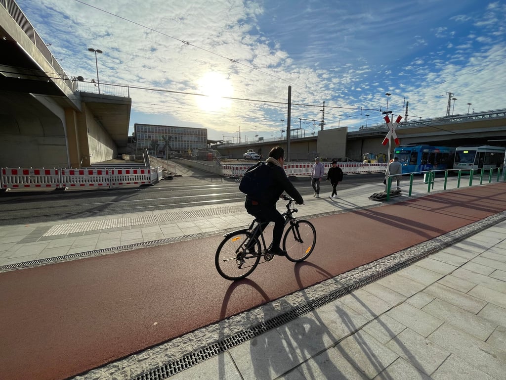 Auf Höhe der Rampe zum Kölner Platz am Hauptbahnhof Magdeburg ist der Bordstein auf der gegenüberliegenden Seite abgesenkt. Radfahrer, die zum Hauptbahnhof wollen, müssen hier die Straßenbahngleise queren.