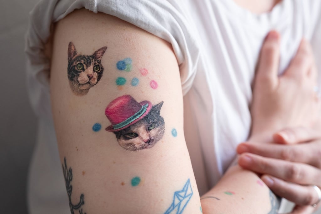 Einige Tattoofarben stehen im Verdacht, Allergien auszulösen. Da die Farbpigmente dauerhaft unter der Haut bleiben, sollten Kunden sich vorab genau nach den verwendeten Materialien erkundigen.