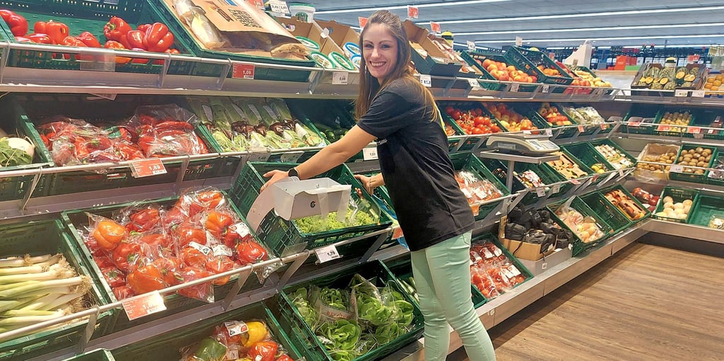 Anne-Kathrin Haffner, seit kurzem Inhaberin des „nah & gut“ in Gröbzig, sortiert frisches Gemüse ein.