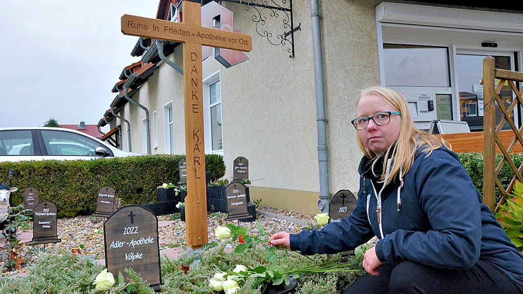 Anne-Kathrin Haus aus Colbitz gedenkt der in Sachsen-Anhalt  geschlossenen Apotheken. 