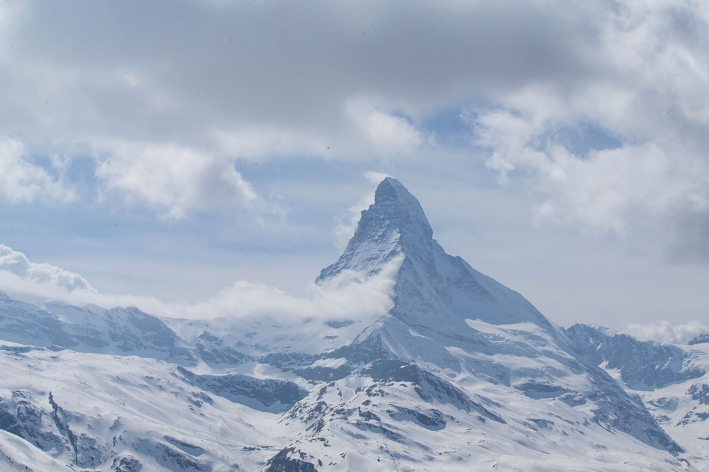 So sieht es derzeit nicht auf dem Matterhorn aus. Um die Piste für das Alpin-Rennen fertigstellen zu können braucht es noch ein paar kalte Nächte.