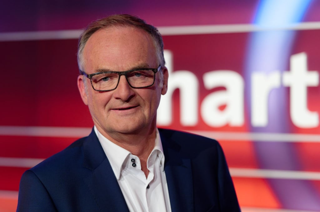 Der Moderator Frank Plaßberg steht nach einer Produktion der Diskussionssendung „Hart aber fair“ im Studio.