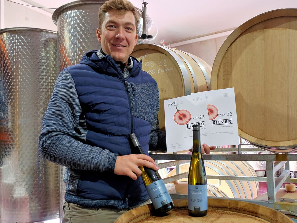 Der Jessener Küfermeister hat mit seinem Riesling sowie Kerner feinherb in Wien zwei Silbermedaillen gewonnen.