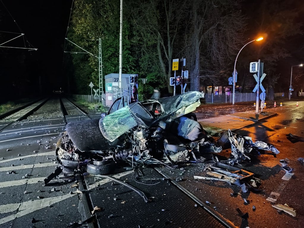 Der Unfallort auf einem Bahnübergang. In dem Fahreug befanden sich keine Menschen, wie die Feuerwehr mitteilte. Auch der ICE sei stark beschädigt worden, sagte ein Polizeisprecher.