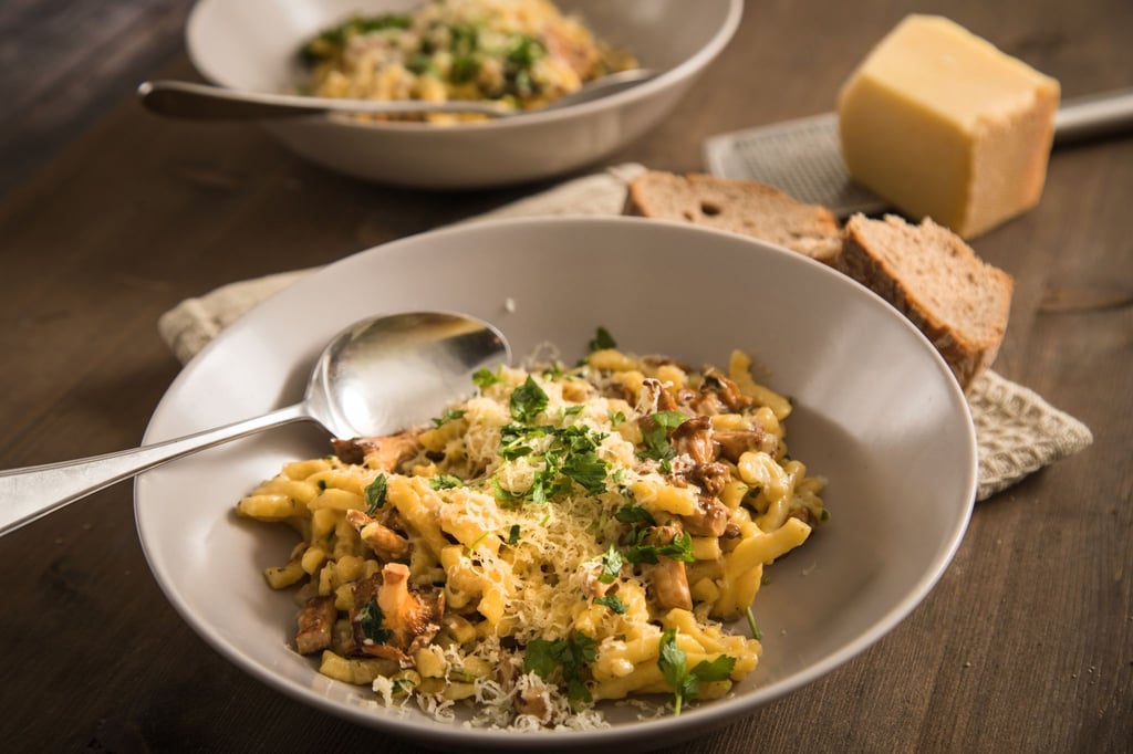 Herzhafte Hausmannskost steht im Herbst hoch im Kurs. Wie wäre es mit Spätzle, zubereitet mit Pfifferlingen, etwas Petersilie und geriebenem Bergkäse?