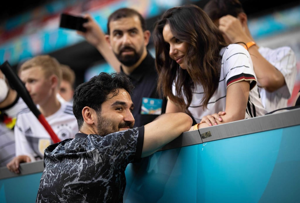 Deutschlands Ilkay Gündogan steht nach einem Spiel bei seiner Frau Sara Arfaoui.
