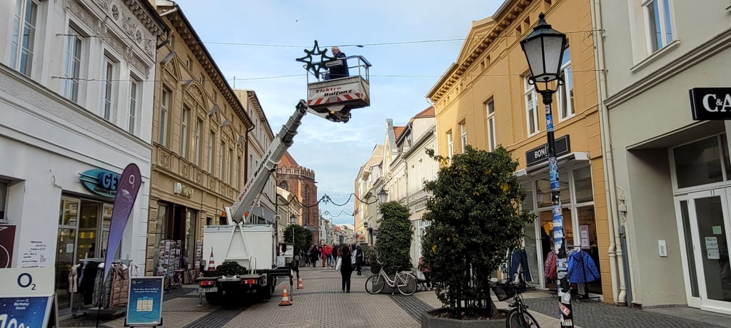In der Breiten Straße in Stendal wurde bereits die Weihnachtsbeleuchtung aufgehängt.