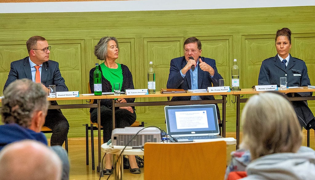 Wie sicher ist Naumburg? Ein Forum der Konrad-Adenauer-Stiftung in der Volkshochschule diskutiert das Thema. Referenten sind Landtagspolitiker Daniel Sturm (v.l.) und Innenminsterin Tamara Zieschang sowie Polizei-Revierleiterin Anne Lindner. Franz Kadell, einstiger Regierungssprecher, moderiert die Runde.