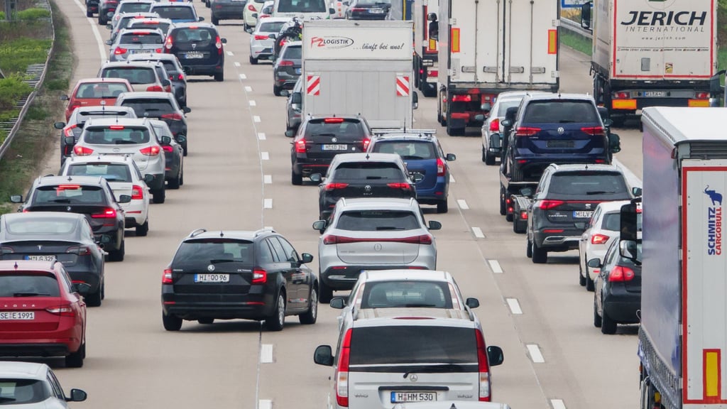 Fahrzeuge stehen auf einer Autobahn im Stau.