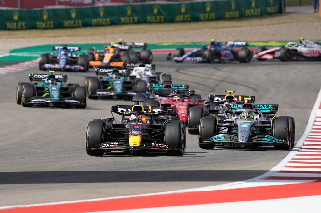 Red-Bull-Pilot Max Verstappen führt vor Mercedes-Pilot Lewis Hamilton (r) das Feld an.