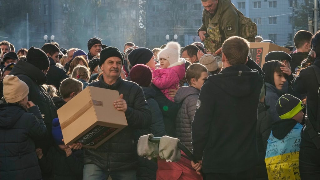 Menschen erhalten humanitäre Hilfe auf einem zentralen Platz in Cherson. Nach den wohl massivsten russischen Raketenangriffen auf die ukrainische Energieinfrastruktur seit Kriegsbeginn hat Kiew die Situation als „kritisch“ bezeichnet.
