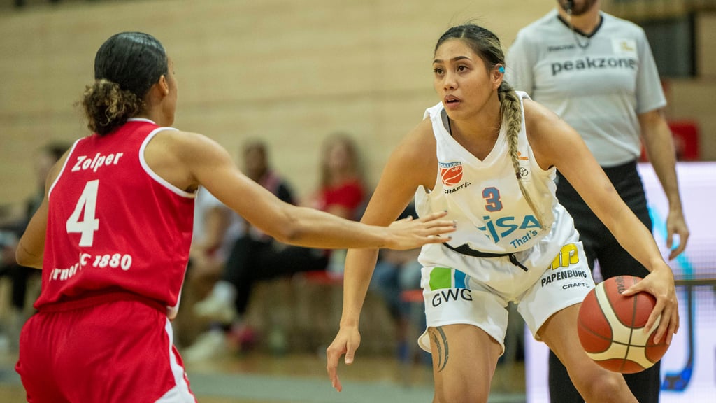 Sommer-Zugang Alexis Pana (r.) hat ihren Platz im Lions-Team nicht mehr sicher.