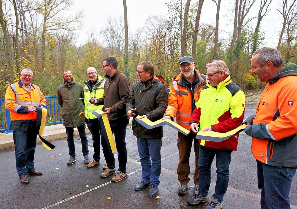 Auch die Flutgrabenbrücke am „Kleinen Berg“ in Piesdorf ist jetzt komplett saniert und freigegeben.