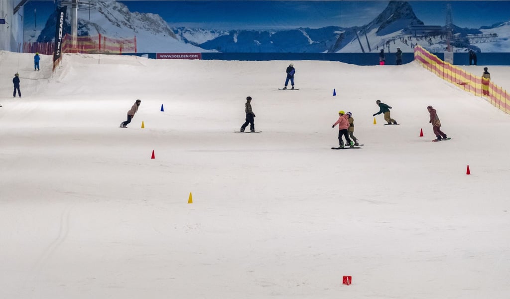Der Snow Dome in Bispingen an der A 7 bietet ganzjährig rund 300 Meter Skipiste.