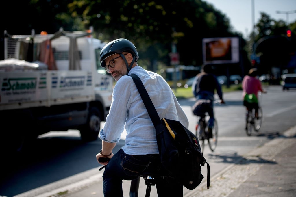 Auch Fahrradfahrer sind verpflichtet, sich doppelt umzuschauen, wenn sie abbiegen - sie müssen selbst eine Gefährdung durch andere ausschließen.