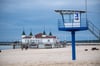 Spaziergänger sind am Strand der Insel Usedom unterwegs. Viele Hotels und Pensionen bieten im Nordosten bei einer Sonderaktion zur Nebensaison günstigere Zimmerpreise an.