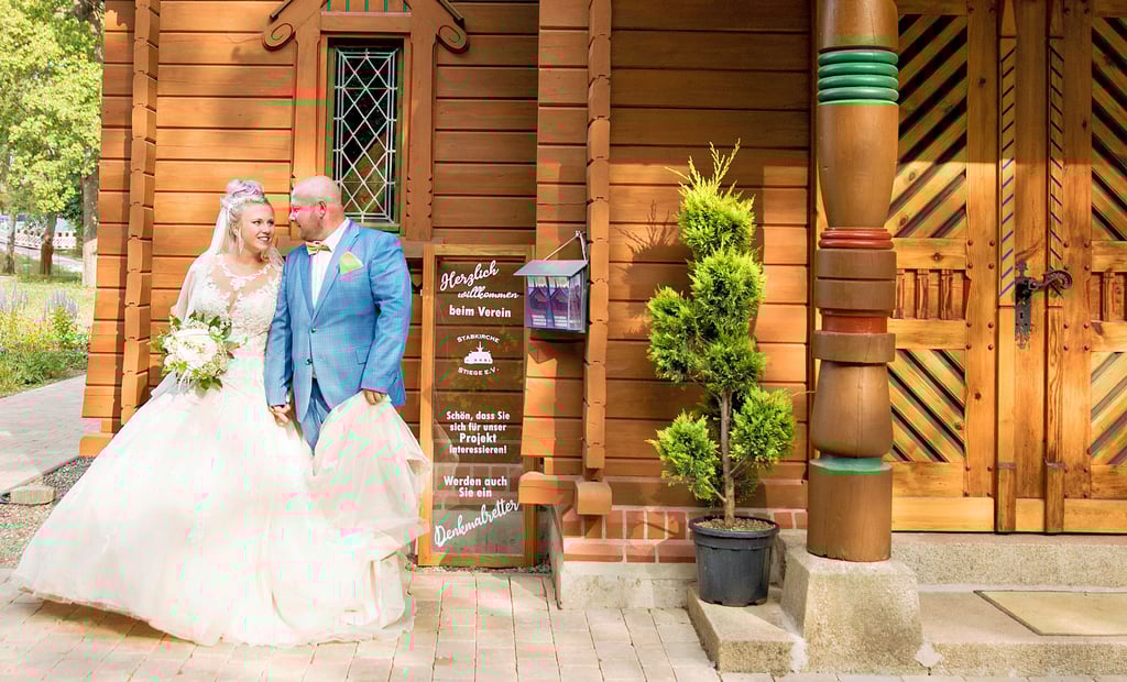 Lara und Christian Schröder aus Stiege haben für den Flyer für die Trauungen in der Stabkirche posiert.