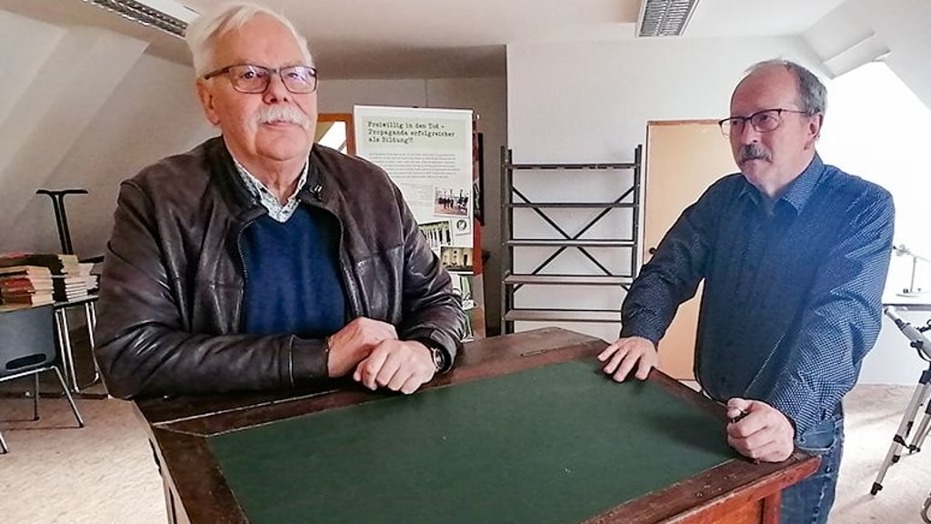 Dieses Schreibpult ist das erste vieler historischer Schulmöbelstücke, die dem Stephaneum zur Verfügung gestellt werden.