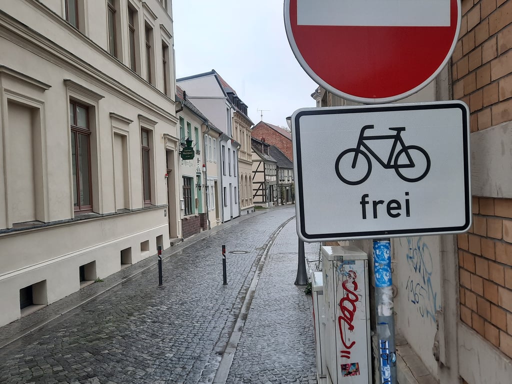 Seit die Pfosten in der kleinen Hallstraße in Stendal stehen, dürfen Radfahrer vom Markt aus in die Straße fahren.