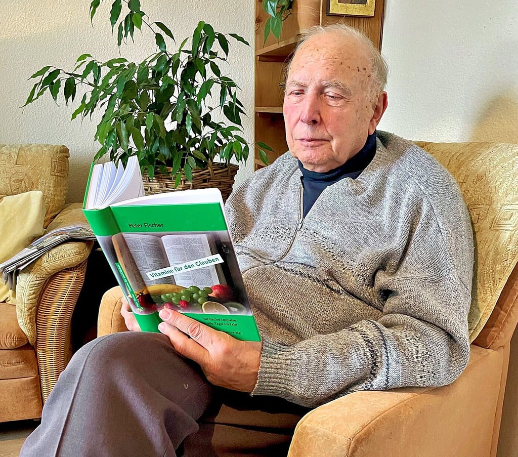 Altpfarrer Peter Fischer, 40 Jahre im Julius-Schniewind-Haus tätig, mit seinem neuen Buch: „Vitamine für den Glauben“.
