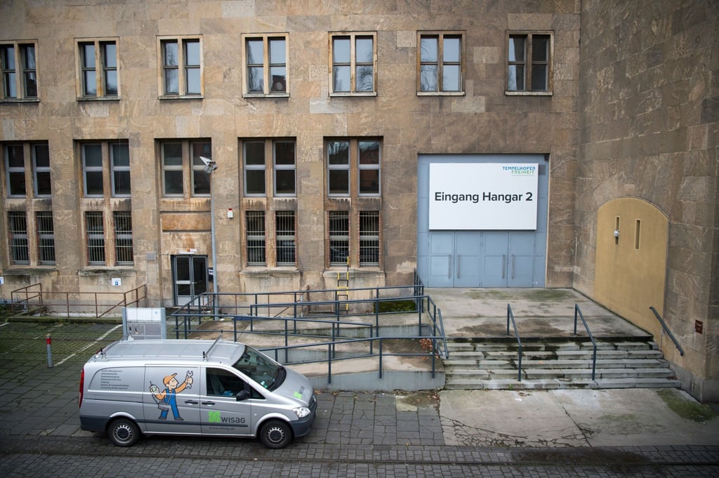 Ein Transporter parkt vor einem Eingang des Hangar 2 des ehemaligen Flughafen Tempelhof.