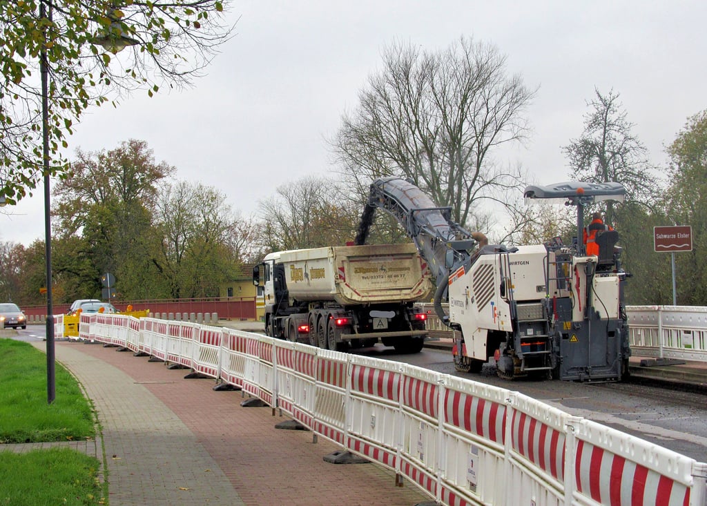 Der dritte Bauabschnitt der Wittenberger Straße in Jessen, zwischen Friedhof und Elsterbrücke, wurde am Donnerstag in Angriff genommen. Die Arbeiten dauern voraussichtlich bis zum Monatsende.