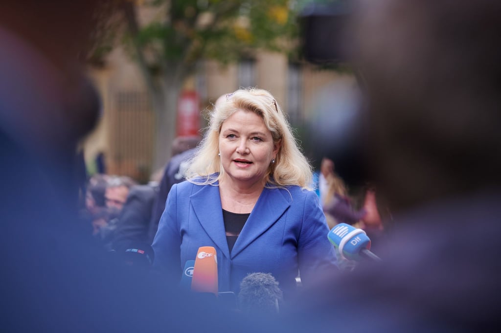 Die Berliner AfD-Landesvorsitzende Kristin Brinker gibt ein Interview.